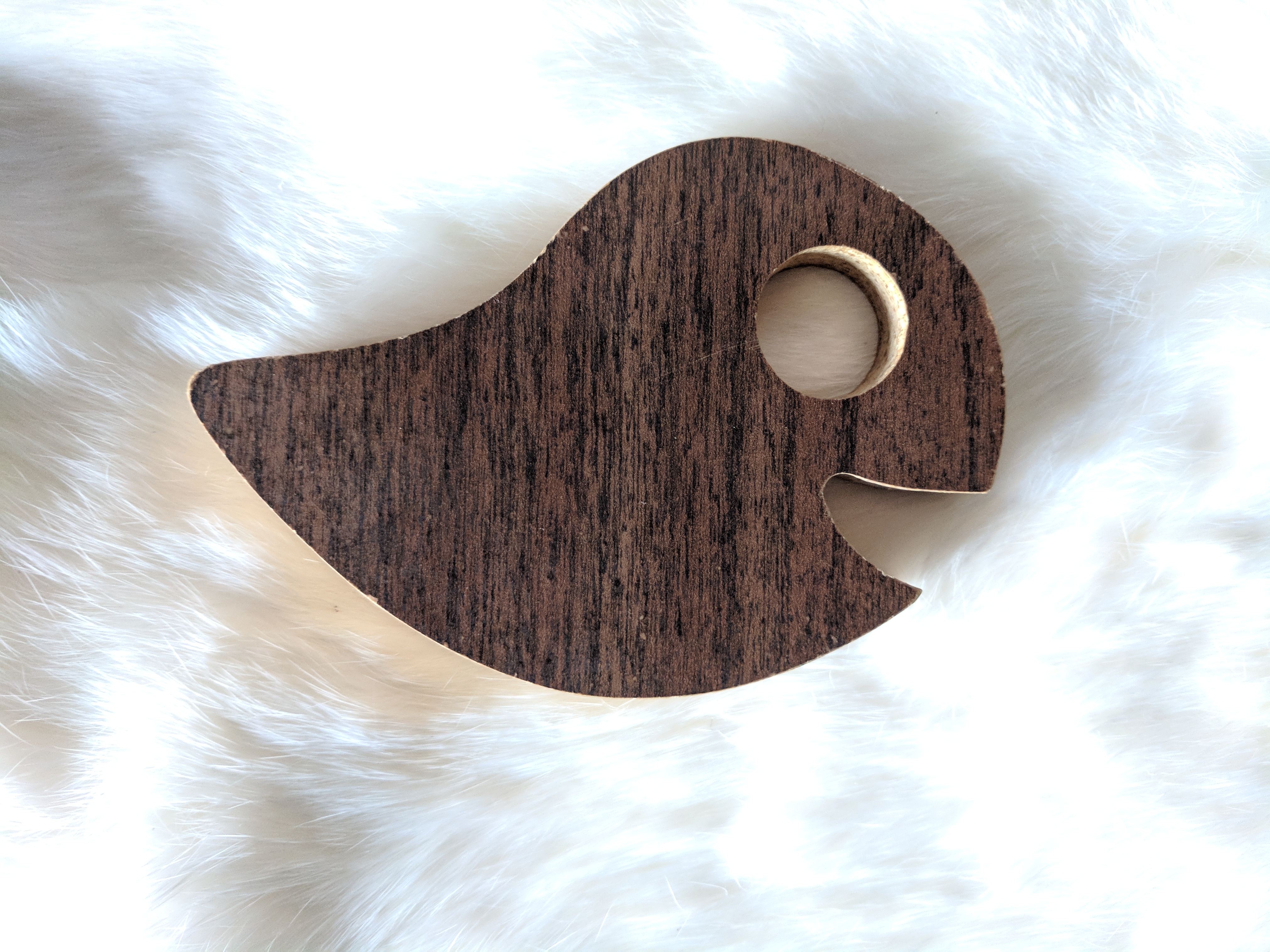 Weji planchette on white fur